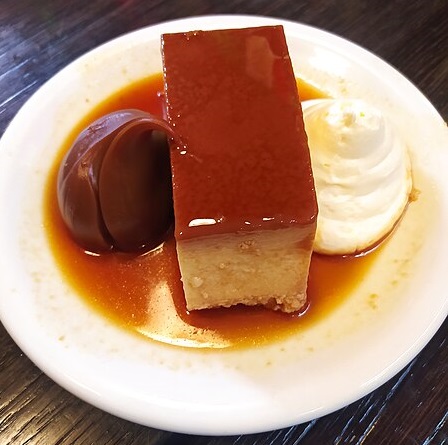Flan_con_dulce_de_leche_y_crema